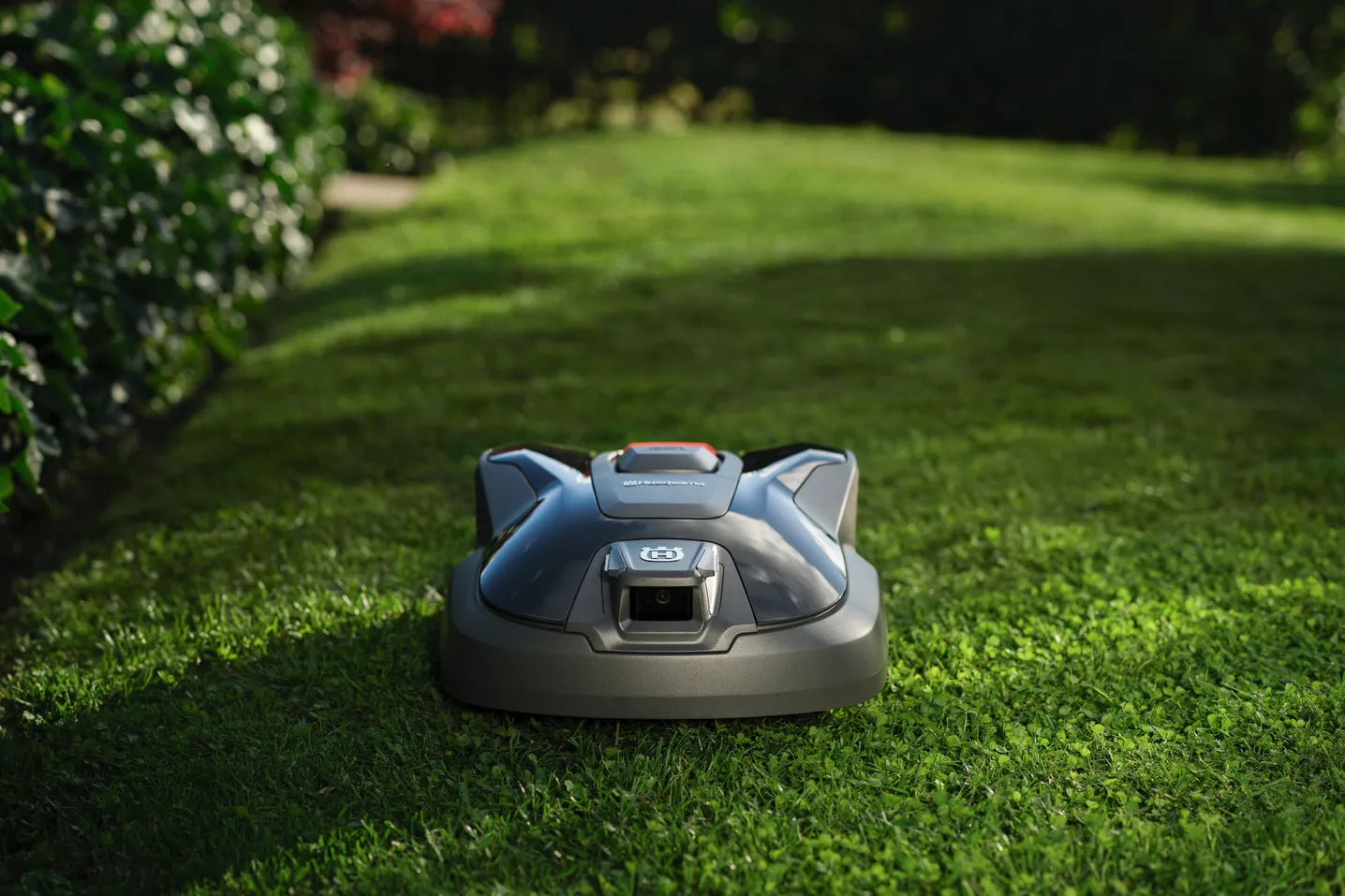 Husqvarna Automower® 308V vs 312V – The Future of Wire‑Free Robotic Mowing